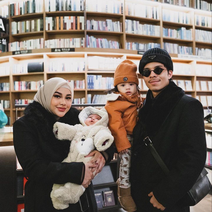 <p>FAtta Halilintar dan Aurel kerap mengunggah potret kebersamaannya dengan Azura. Mereka bahkan terlihat berlibur bersama ke Korea belum lama ini. (oto: Instagram: @aurelie.hermansyah/@attahalilintar)</p>