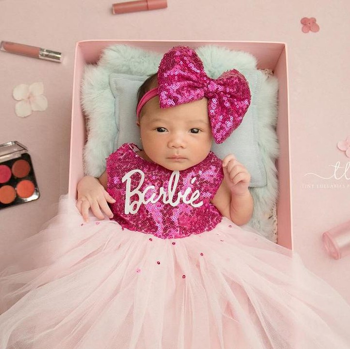 <p>Si Bungsu Azura sendiri lahir pada 11 November 2023. Di bulan Februari kemarin, usia Azura pun genap menginjak 3 bulan. (Foto: Instagram: @aurelie.hermansyah/@attahalilintar)</p>