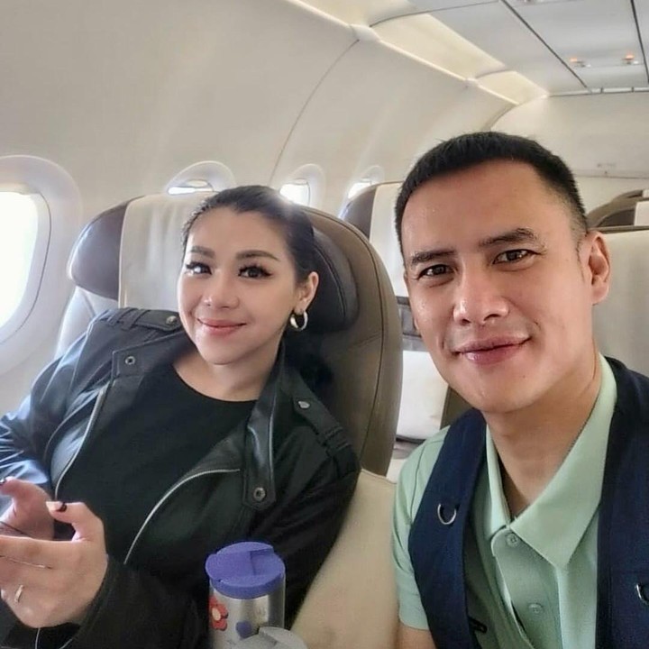 <p>Chacha mengatakan, tanggal pernikahan ia dan Choky pada 2010 silam ditentukan dengan susah payah. Pasalnya, Choky sangat sibuk di dunia hiburan kala itu. Mereka pun memutuskan untuk menikah tanpa melakukan upacara adat. "Tahun 2010 itu dia lagi padat-padatnya jadwalnya. Kita cari tanggal pernikahan itu sampai harus tanya ke manager, mana yang kosong," kenang Chacha. (Foto: Instagram @mrssitohang)</p>