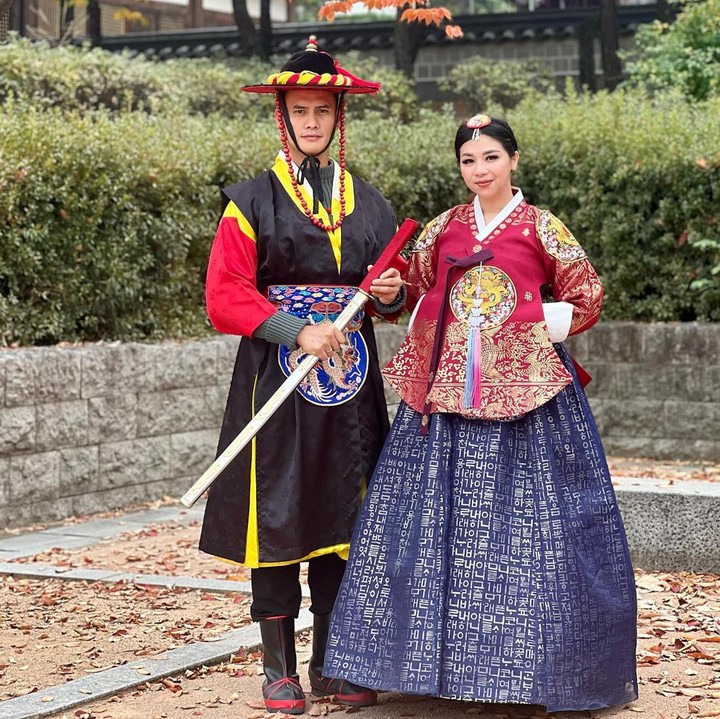 <p>Pasangan ini kerap mengisi waktu luang dengan pergi berlibur hingga ke luar negeri. Tengok saja potret kompak mereka saat mengenakan busana tradisional Korea. Bak pasangan di drakor, nih. (Foto: Instagram @mrssitohang)</p>