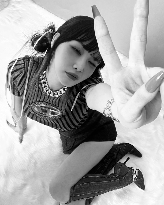 Chungha juga membuat dua akun sosial media baru yaitu X dan Instagram. Langkah ini menunjukkan dirinya tidak lagi menggunakan akun lama yang dijalan oleh agensi sebelumnya, MNH Entertainment./ Foto: instagram.com/chungha.art/