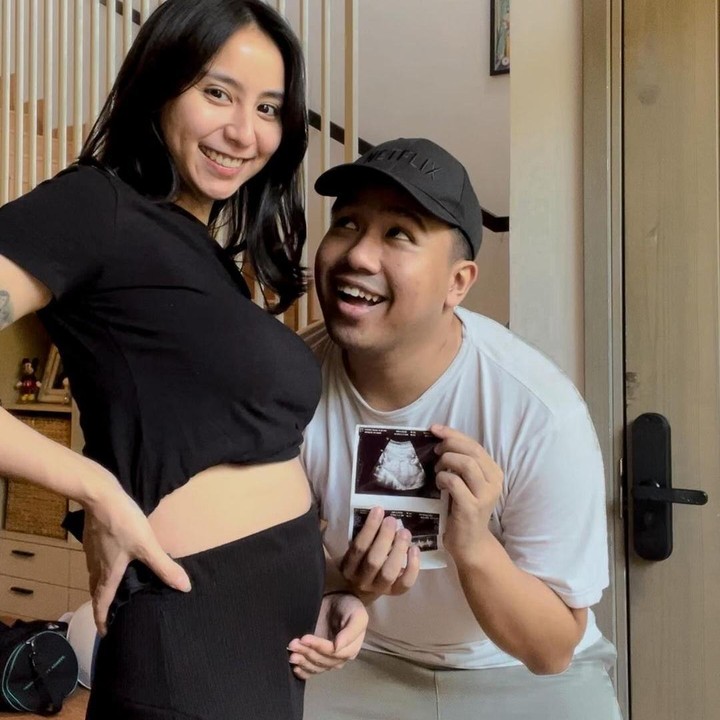 <p>Clairine dan sang suami Joshua Suherman diperkirakan akan resmi menjadi orang tua pada pertengahan tahun 2024 nanti. Kita doakan semoga kehamilan Clairine berjalan sehat dan lancar hingga persalinan ya, Bunda. (Foto: Instagram: @clairineclay)</p>