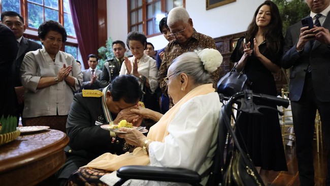 Prabowo Subianto melakukan sungkem kepada Sukartini Silitonga-Djojohadikusumo, adik dari ayahnya, pada syukuran penganugerahan jenderal bintang 4, Kamis (29/2).