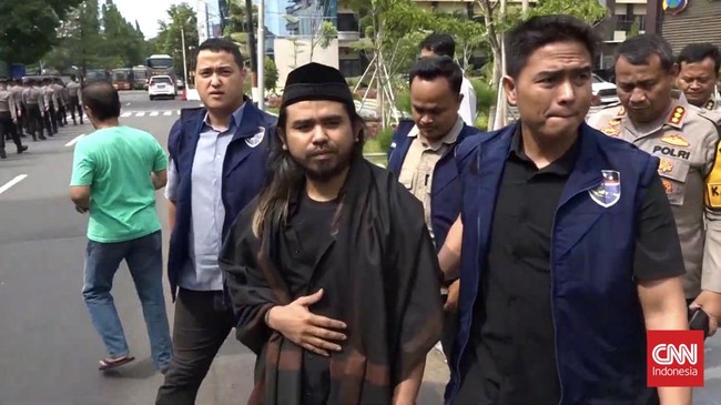 Kasus aliran tukar pasangan suami istri yang melibatkan Gus Samsudin tengah diusut kepolisian. Gus Samsudin dijemput dari Blitar ke Surabaya oleh polisi.
