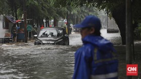 FOTO: Jalanan Jakarta Kebanjiran Lagi Akibat Curah Hujan Tinggi