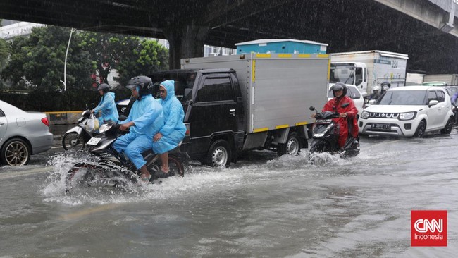 Badan Penanggulangan Bencana Daerah (BPBD) DKI Jakarta melaporkan sebanyak 13 RT di Jakarta terendam banjir pada Jumat sore (15/3).