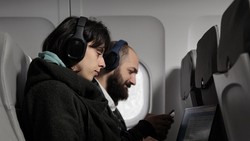 img-title Dengarkan Musik Pakai Earphone di Pesawat Bisa Sebabkan Tuli?