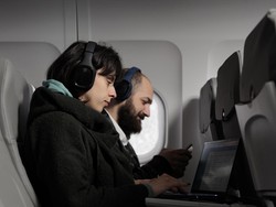 Dengarkan Musik Pakai Earphone di Pesawat Bisa Sebabkan Tuli?