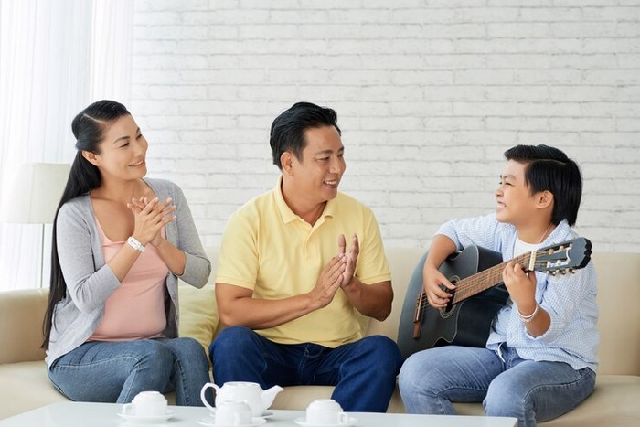 4 Cara Menerapkan Active Listening Parenting pada Anak