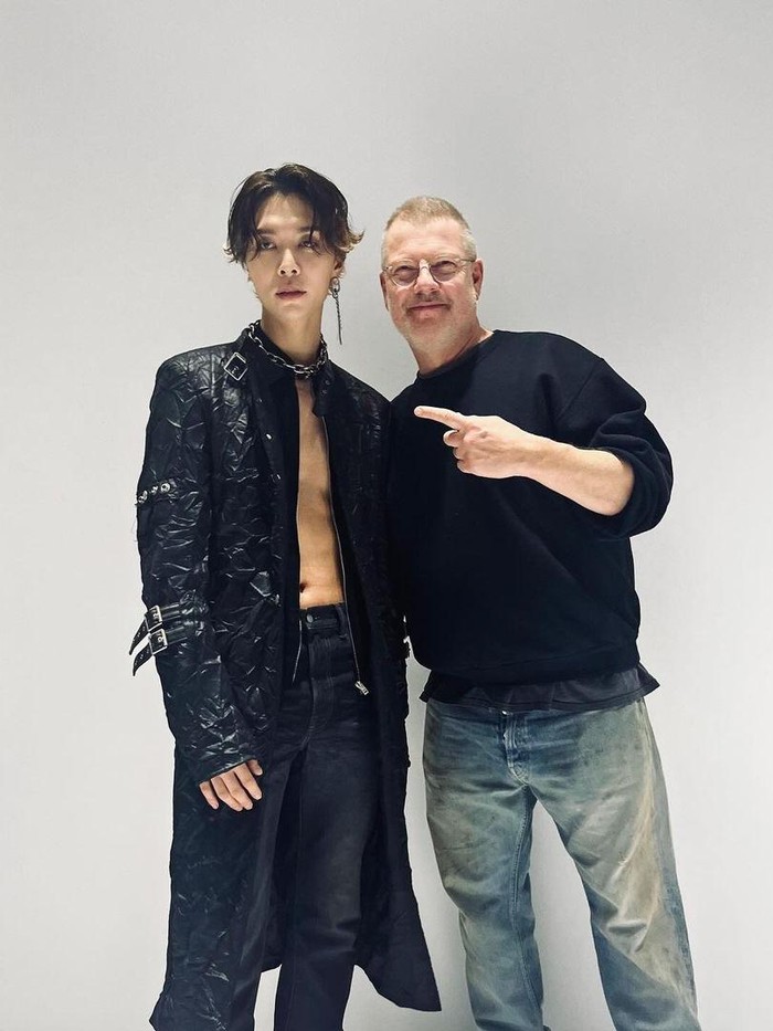 Tak ketinggalan, Johnny NCT juga berpose bersama sang Creative Director dari Acne Studios, yakni Jonny Johansson. Wah, keduanya juga punya nama yang mirip ya, Beauties!/ Foto: instagram.com/nct