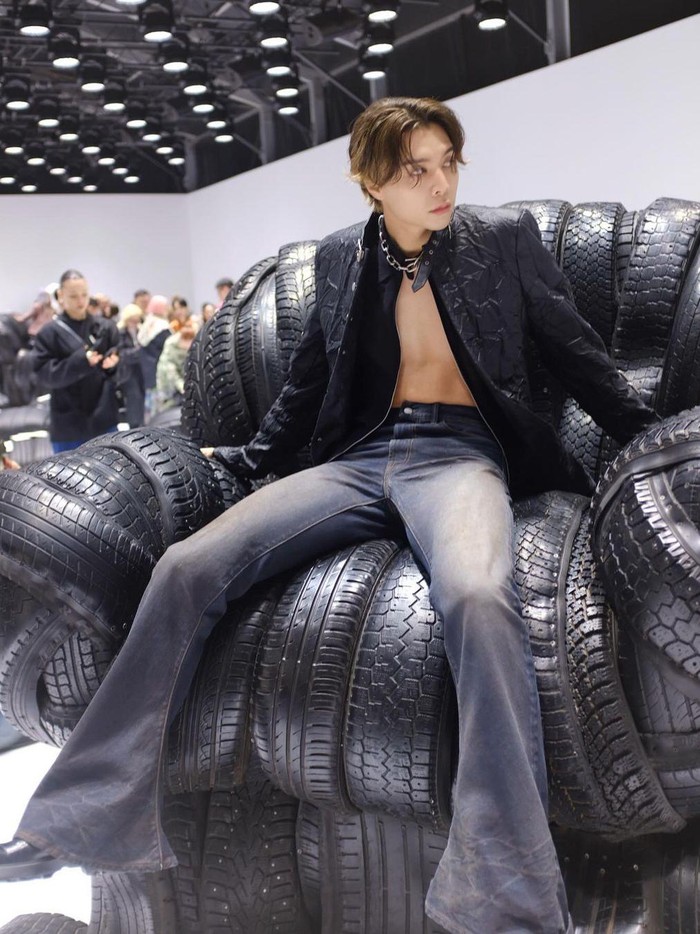 Visual dan gayanya yang memesona di penampilan kali ini pun sukses membuat para penggemar NCT maupun Johnny terpesona, Beauties./ Foto: instagram.com/nct