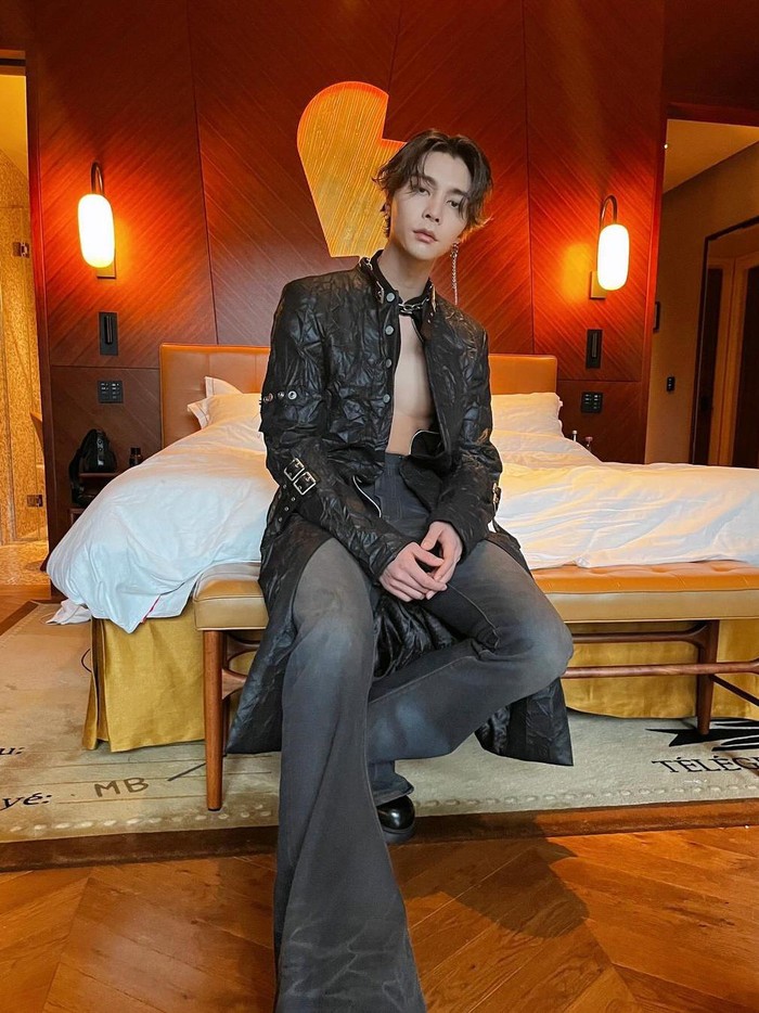 Dalam pergelaran kali ini, Johnny NCT terlihat menawan dalam balutan fashion item dari Acne Studios. Rambutnya ditata dengan gaya sedikit gondrong, dilengkapi dengan statement earrings di salah satu telinga./ Foto: instagram.com/nct