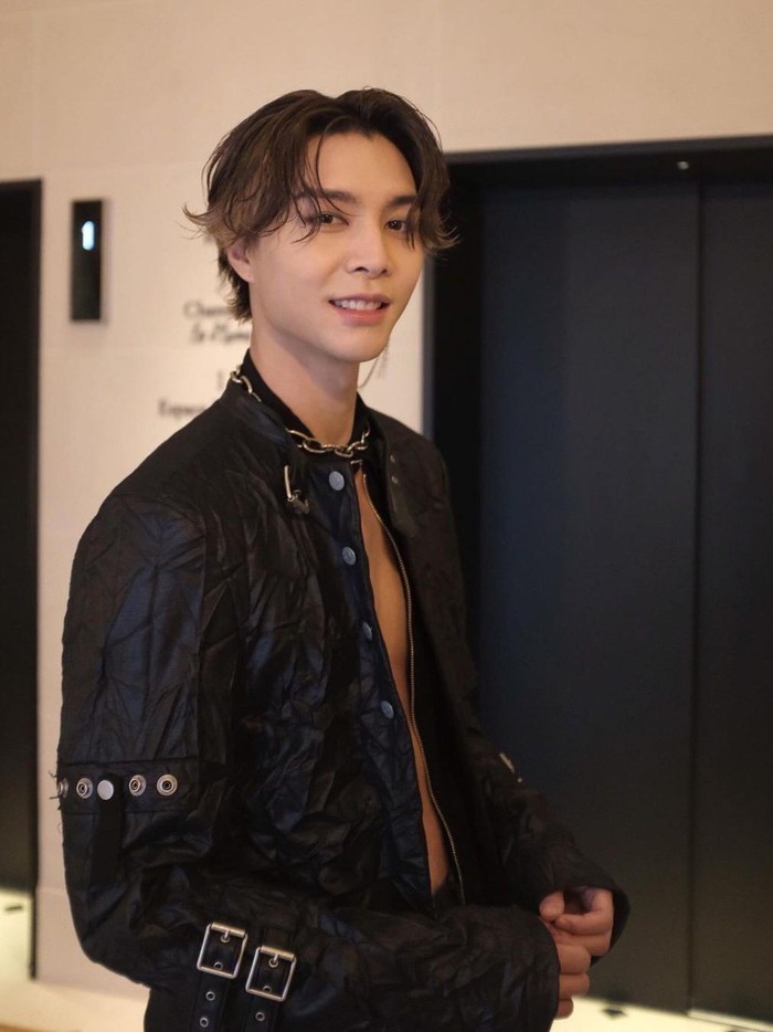 Pada Rabu, (28/2) lalu, salah satu anggota boy group NCT yakni Johnny Suh atau Johnny turut menghadiri pergelaran Acne Studios Womenswear Fall/Winter 2024-2025 yang merupakan bagian dari Paris Fashion Week./ Foto: instagram.com/nct