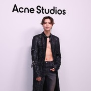 Potret Menawan Johnny NCT Saat Menghadiri Acne Studios show di Paris, Penuh Pesona!