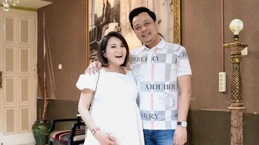 img-title Usia Sudah Tak Muda Lagi, Suami Kiki Amalia Tak Ngotot Tambah Momongan