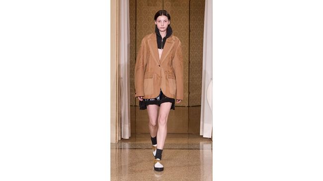 Tren sepatu chunky masih tetap berlanjut sampai saat ini. Di gelaran Milan Fashion Week pekan lalu, sepatu chunky juga masih terlihat.
