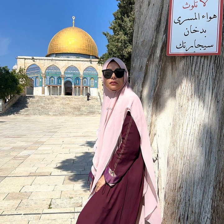 <p>Perempuan berusia 44 tahun ini mengaku bahwa ia dan sang suami melewati malam Nisfu Syaban di sana. "Nisfu Syaban di Al Aqso, walaupun ga mengkhususkan ibadah tertentu, tp puas bisa memperbanyak sujud dan doa dg derai air mata ...," tuturnya. (Foto: Instagram @meisya__siregar)<br /><br /><br /></p>