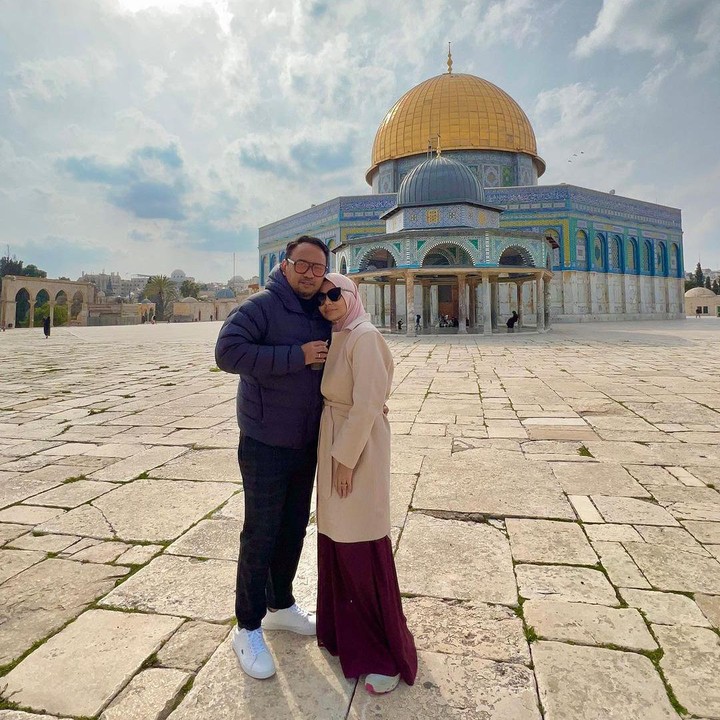 <p>Beberapa waktu yang lalu, Meisya Siregar berkesempatan mengunjungi Baitul Maqdis tempat Masjid Al-Aqsa bersama sang suami Bebi Romeo, Bunda. Momen tersebut ia bagikan melalui akun Instagram pribadi. (Foto: Instagram @meisya__siregar)<br /><br /><br /></p>