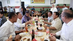 Prabowo dan Dudung Makan Siang Bareng di Warung Bakso Cimahi