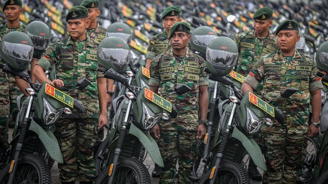 Menhan Prabowo Subianto menyerahkan sepeda motor off road listrik ke TNI dan Polri saat rapat pimpinan kedua instisusi itu pada Rabu (28/2).