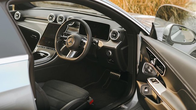 Mercedes-Benz CLE 300 4MATIC Coupe AMG Line menggoda konsumen berkocek tebal di Indonesia.