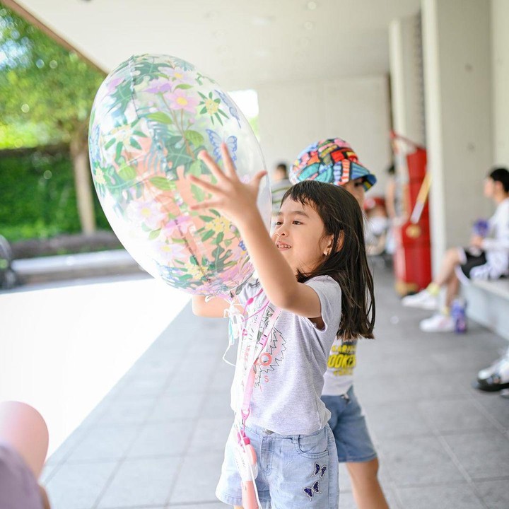 <p>"Kata orang anak tengah selalu berbeda sama kakak adiknya. Kata orang anak tengah memang perlu perhatian ekstra soalnya dia anak bungsu yang enggak jadi. Kata orang juga anak tengah paling kuat, paling hebat, paling bisa beradaptasi. Ah, Kata Papa mah kamu seru-seru saja," tuturnya seraya mengunggah potret sang putri. (Foto: Instagram: @suryainsomnia)</p>