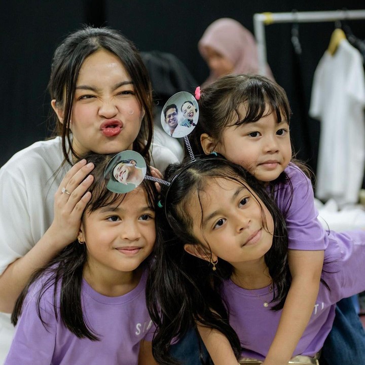 <p>"Mirip banget anak Surya sama Eca yang Eca pegang tangan dan kepala anak Surya. Dua (anak lain) nya mirip Mama-nya," ungkap seorang netizen. "Cantik dan gemas banget Milena," kata netizen lainnya. (Foto: Instagram: @suryainsomnia)</p>