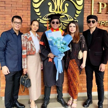 Raih Cumlaude, 7 Momen Wisuda Salva Anak Wishnutama Dihadiri 2 Ayah & 2 Ibu