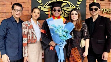 img-title Raih Cumlaude, 7 Momen Wisuda Salva Anak Wishnutama Dihadiri 2 Ayah & 2 Ibu