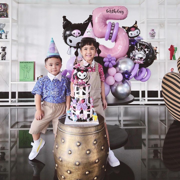 <p>Seperti Bunda pada umumnya, Momo ternyata juga sempat merasa galau sekaligus haru karena sang putri kini sudah berusia 5 tahun, Bunda. "Beberapa jam lagi usiamu 5 tahun nak @sheenagabriellaaurorasamudra. Di tengah kekalutan ma2 , ada rasa haru dan terhibur melihat foto dan video2 semasa km kcl yg lucu dan skrg semakin bertumbuh," ujarnya. (Foto: Instagram @therealmomogeisha)<br /><br /><br /></p>