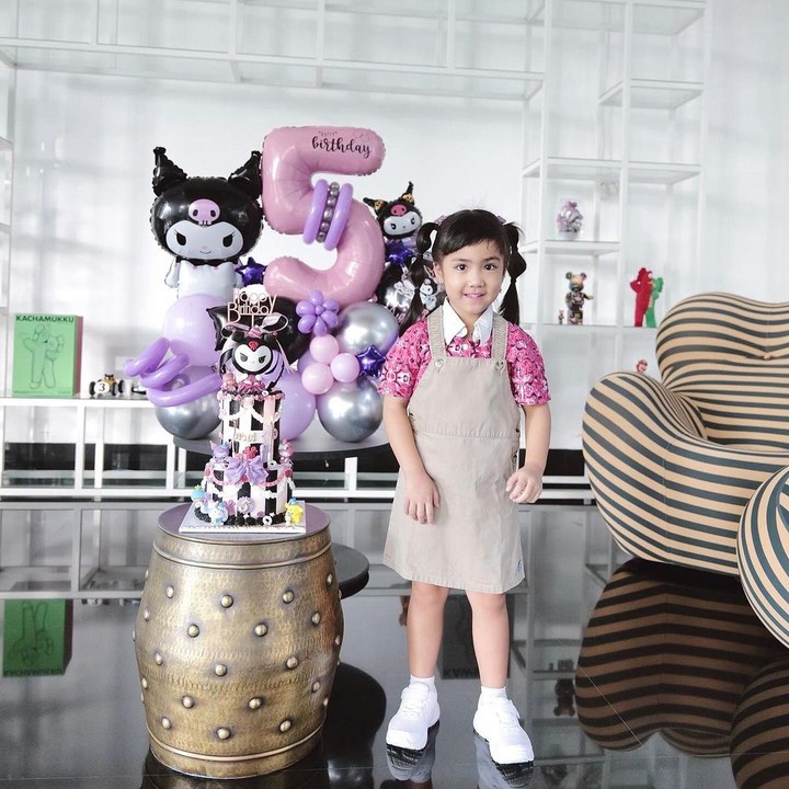 <p>Ulang tahun ini dirayakan dengan cukup sederhana. Dari potret yang dibagikan, hanya disiapkan kue dan balon-balon karakter lucu kesukaan sang putri. (Foto: Instagram @therealmomogeisha)<br /><br /><br /></p>