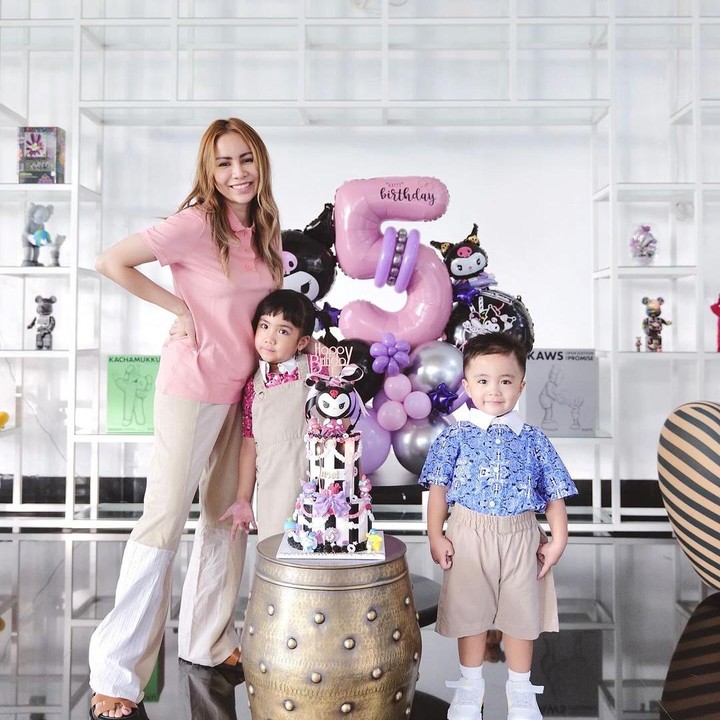 <p>Selamat ulang tahun untuk putri sulung Momo. Kita doakan, semoga ia tumbuh menjadi anak yang sehat, bahagia, berprestasi, dan selalu membanggakan keluarga ya, Bunda. (Foto: Instagram @therealmomogeisha)</p>