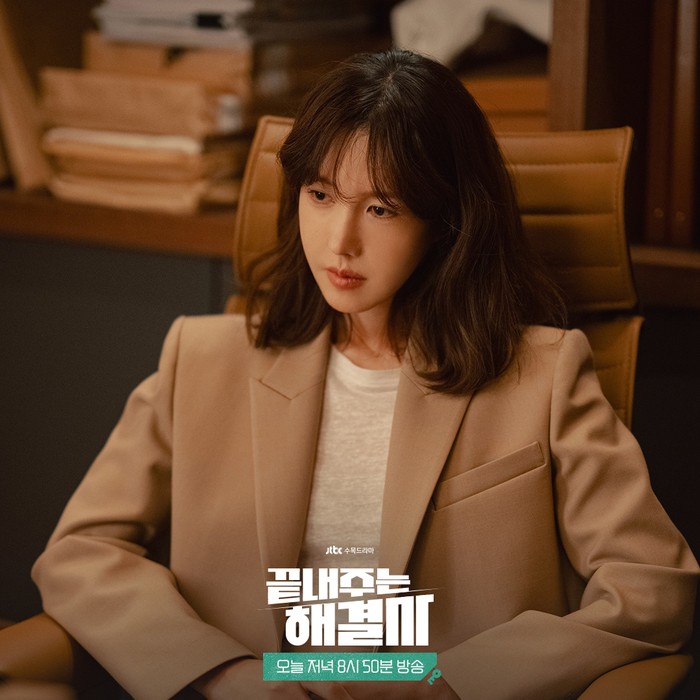 Nah, kalau outfit satu ini, Lee Ji Ah memakai koleksi dari Iro Paris. Yap, setelan outfit untuk ngantor satu ini sekitar Rp 15 jutaan. Foto: instagram.com/jtbcdrama/