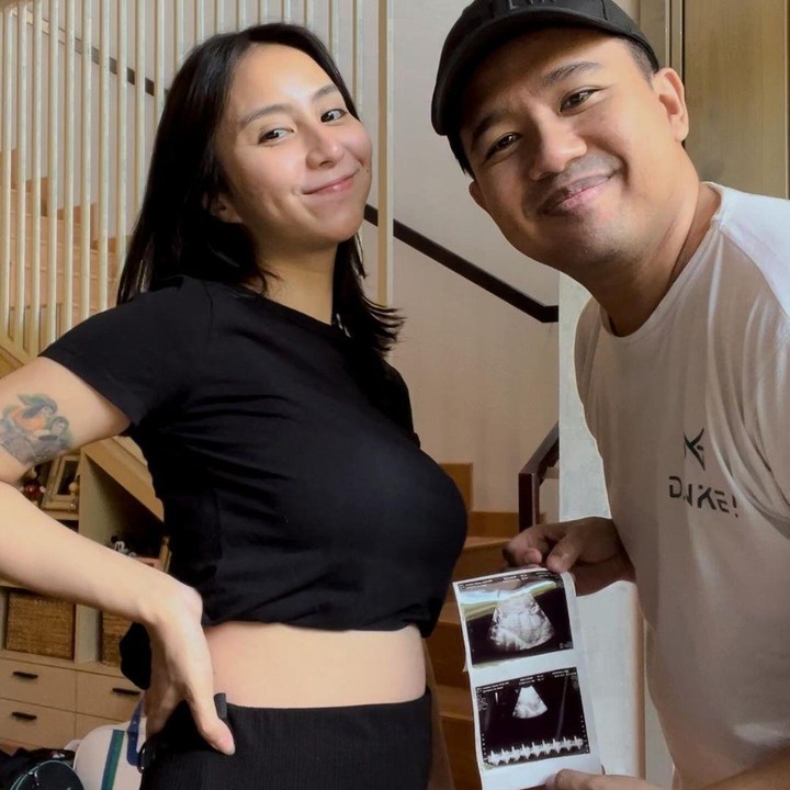 <p>Clairine membagikan momen bahagia bersama suaminya, Joshua Suherman. Pada kehamilan pertama ini Clairine tampak sangat sehat. Ia juga sering dipuji terlihat semakin glowing saat hamil "Emang boyeh <em>seglowing i</em>ni, Bunda," tulis salah satu penggemarnya di kolom komentar Instagram. (Foto: Instagram: @clairineclay)</p>