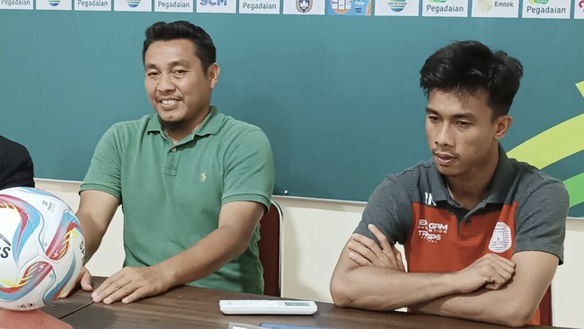 Pelatih Persiraja Banda Aceh, Achmad Zulkifli kecewa dengan keputusan kontroversial wasit Cahya Sugandi saat ditahan Malut United, Selasa (5/3).