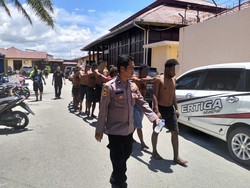 Anarkis Massa di Jayapura Lempari Polisi Batu Usai Tolak Pesta Ultah Disetop