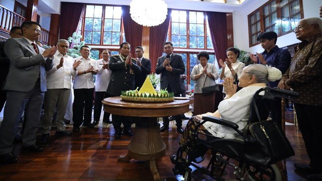 Menteri Pertahanan Prabowo Subianto mengadakan syukuran bersama keluarga dan kerabat usai diberi pangkat Jenderal TNI kehormatan oleh Presiden Joko Widodo.
