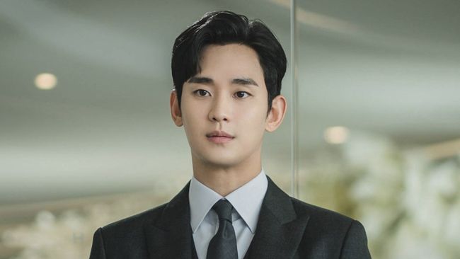 Gold Medalist disebut ancam Kim Sae-ron untuk bayar kompensasi Queen of Tears usai unggah selfie dengan Kim Soo-hyun.