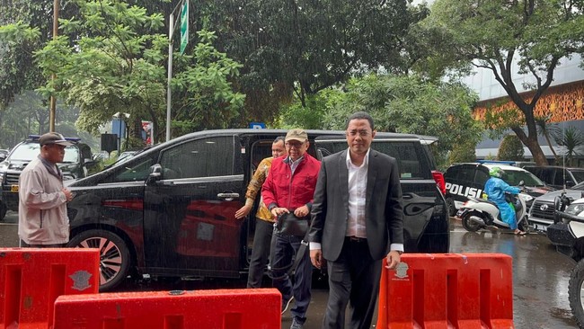 Rektor UP nonaktif Edie Toet diperiksa dalam kapasitasnya sebagai terlapor untuk laporan dugaan pelecehan seksual yang dibuat oleh korban berinisial DF.