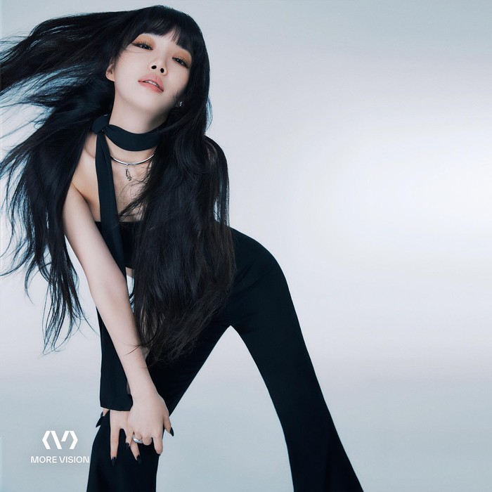 Sebelumnya, penyanyi jebolan Mnet Produce 101 tersebut juga merilis logo baru yang menjadi simbol dirinya dengan nyawa baru usai bergabung dengan More Vision./ Foto: instagram.com/chungha.art/