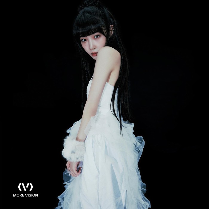 Sementara itu, Chungha terakhir kali merilis lewat Bare&Rare Part 1 pada 11 Juli 2022 lalu. Dan bagian kedua dari single ini gagal dirilis karena masalah internal./ Foto: instagram.com/chungha.art/