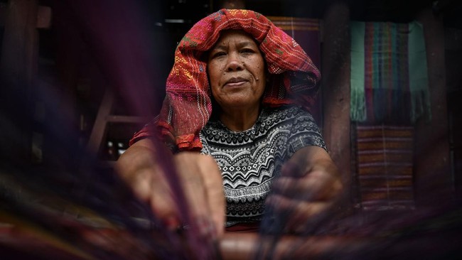 FOTO: Desa Meat, Sentra Kain Tenun Ulos di Danau Toba