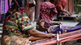 5 Tren Fashion Berkelanjutan di 2025, Eco-friendly Tapi Tetap Modis
