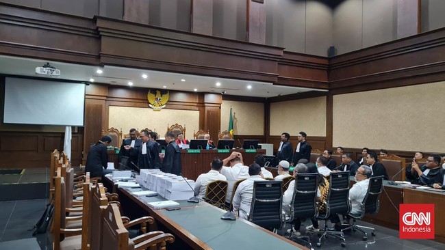 10 pegawai Kementerian Energi dan Sumber Daya Mineral (ESDM) dituntut dengan pidana penjara dari 1 hingga 5 tahun pada Kamis (29/2).