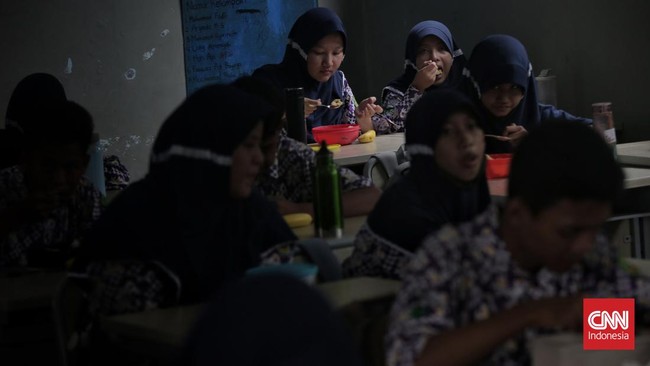 Pemerintahan Prabowo-Gibran akan menggelontorkan Rp71 triliun untuk Program Makan Siang Gratis di APBN 2025. Pengamat menyebut anggaran itu bebani APBN.