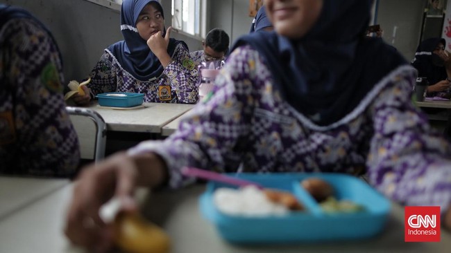Sejumlah ekonom menilai makan siang gratis akan masuk dalam program transisi pemerintahan Jokowi ke Prabowo. Namun, program itu akan dilaksanakan bertahap