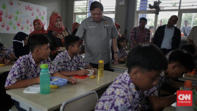 Kemenko Perekonomian membantah program makan siang gratis Prabowo-Gibran bakal didanai BOS merupakan usulan Menko Airlangga Hartarto.
