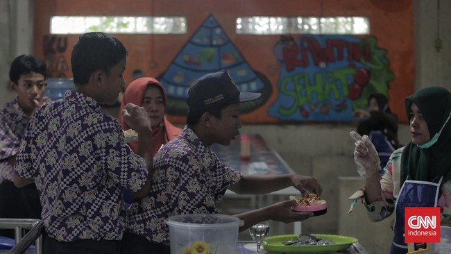 Anggota Tim Gugus Tugas Sinkronisasi Prabowo-Gibran, Hasan Nasbi mengatakan pihaknya belum mengeluarkan pernyataan resmi mengenai program makan siang gratis.