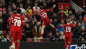 FOTO: Pesta Anak Muda, Liverpool Mabuk Menang