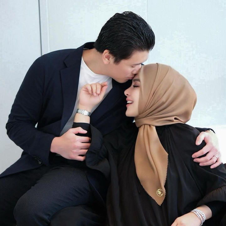 <p>Dengan mengenakan <em>outfit</em> serasi bernuansa hitam, Syahrini dan Reino tak sungkan memamerkan kemesraan mereka ke publik. (Foto: Instagram@princessyahrini)</p>